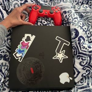 USED PS4 & controller. In GOOD CONDITION &works great! No technical difficulties